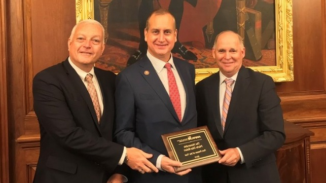 美国国会议员接受AAPA 2019年港口人员奖