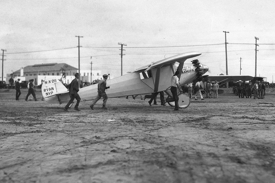 查尔斯·林德伯格（Charles Lindbergh）在圣地亚哥的荷兰公寓（Dutch Flats）乘出租车。 （©Harry T. Bishop /圣地亚哥联合论坛报，通过ZUMA Wire）