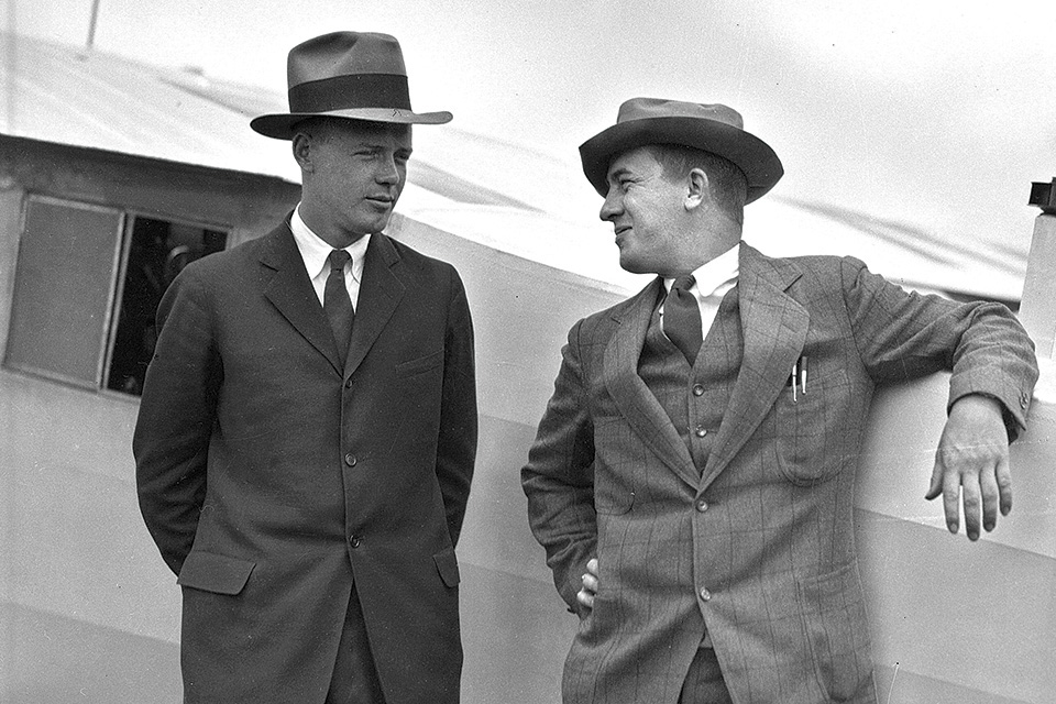 Lindbergh（左）和Ryan Aeronautical总裁BF Mahoney聊天。 （©1927年，圣迭戈联合论坛报/祖玛出版社）