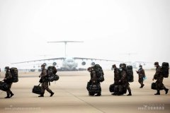 南美国际空运-空军8架伊尔-76运输机 运送人员物资飞抵武汉