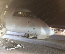 乌克兰航空-多图：西捷航空客机降落时起落架坍塌 机场关闭