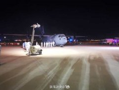 包机运输伊拉克用过水门仪式迎接中国援助物资